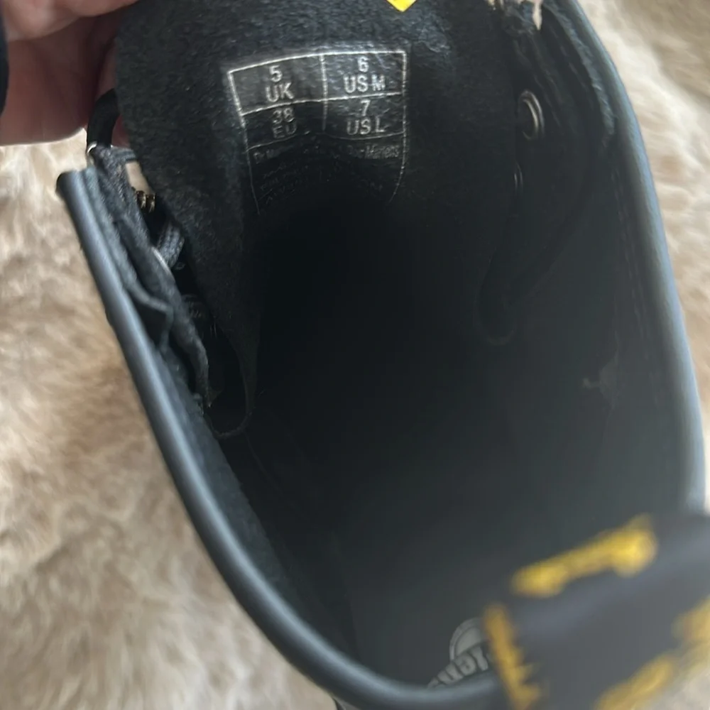 Dr Martens version of the Pascal sold in London only. Size 7 - Picture 5 of 5